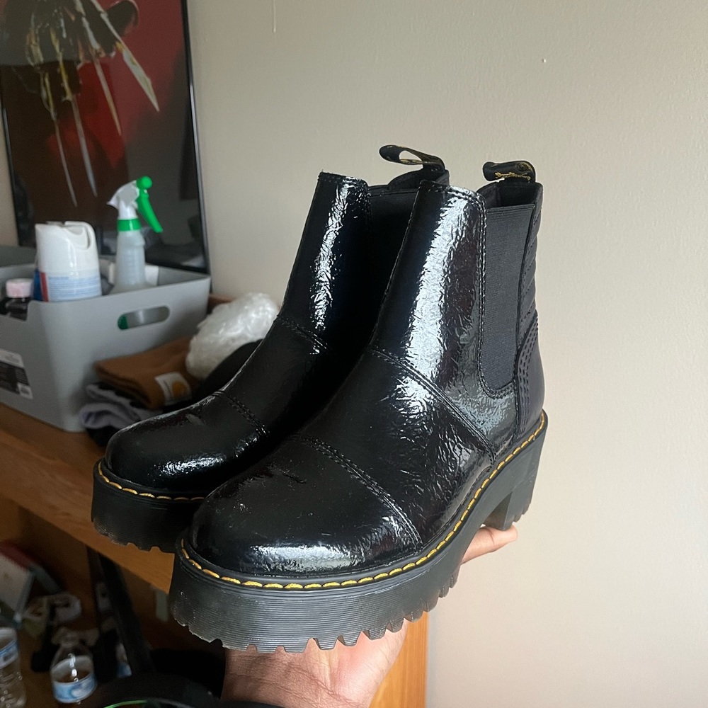 DR. MARTEN ROZALIE DISTRESSED PATENT HEELED CHELSEA BOOTS
